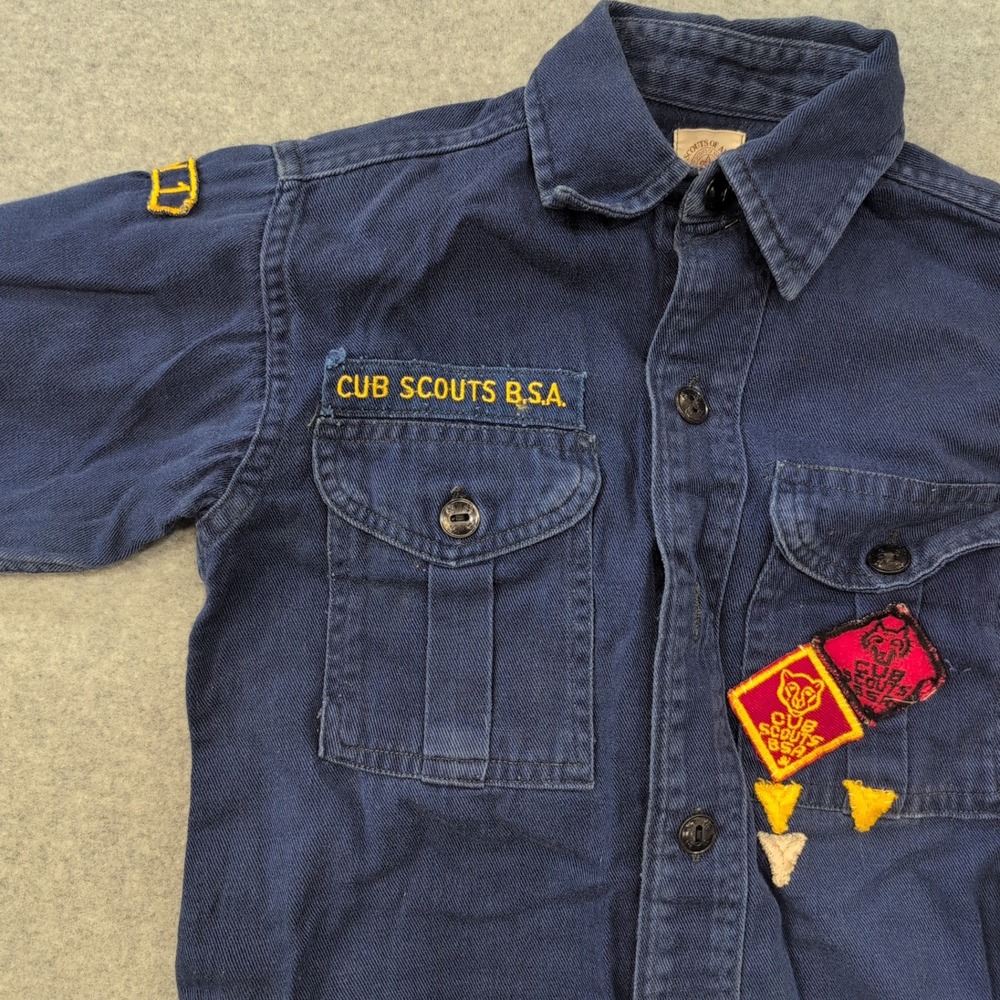 Vintage Boys Cub Scouts BSA Blue Denim Long Sleeve Button Up Shirt Patches - Picture 3 of 4